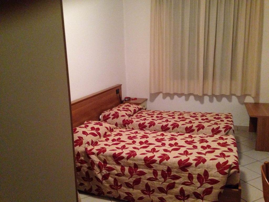 Hotel Arlecchino Castel San Pietro Terme Zimmer foto